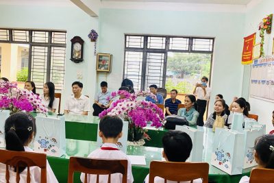 KHO BẠC NHÀ NƯỚC HUYỆN NGHĨA HÀNH TẶNG QUÀ CHO HỌC SINH NGHÈO