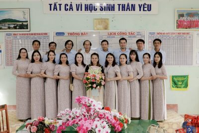 Tập thể hội đồng sư phạm Trường THCS Hành Nhân