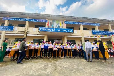 HỌC SINH NHẬN QUÀ TẾT QUÝ MÃO CỦA MẠNH THƯỜNG QUÂN