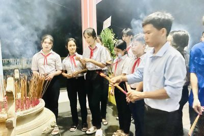 GIÁO VIÊN VÀ HỌC SINH THẮP NẾN TRI ÂN NGHĨA TRANG LIỆT SĨ CỦA XÃ NHÂN DỊP 76 NĂM NGÀY THƯƠNG BINH LIỆT SĨ