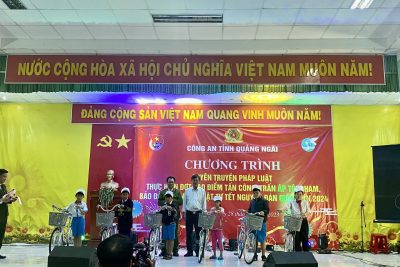 CÔNG AN QUẢNG NGÃI TẶNG QUÀ CHO HỌC SINH CỦA TRƯỜNG THCS HÀNH NHÂN CÓ HOÀN CẢNH KHÓ KHĂN
