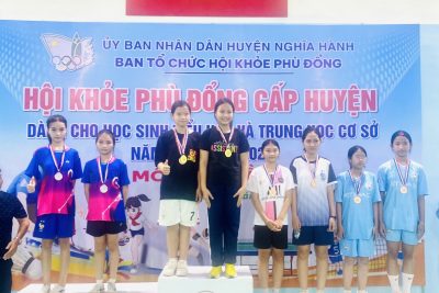 HỌC SINH NHẬN THƯỞNG GIẢI ĐÁ CẦU TẠI HỘI KHỎE PHÙ ĐỔNG CẤP HUYỆN NĂM HỌC 2023-2024
