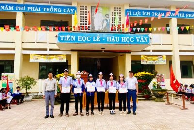 PHÁT THƯỞNG CHO HỌC SINH LỚP 9 ĐẠT HỌC SINH GIỎI CẤP HUYỆN NĂM HỌC 2023-2024
