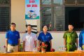 LÃNH ĐẠO ĐỊA PHƯƠNG TRAO QUÀ CHO HỌC SINH ĐẠT GIẢI HỘI THI AN TOÀN GIAO THÔNG CẤP BỘ VÀ HỌC SINH THI HỌC SINH GIỎI LỚP 9 CẤP TỈNH NĂM HỌC 2025-2026
