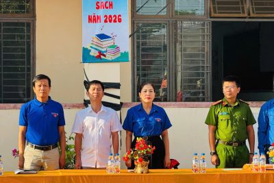 LÃNH ĐẠO ĐỊA PHƯƠNG TRAO QUÀ CHO HỌC SINH ĐẠT GIẢI HỘI THI AN TOÀN GIAO THÔNG CẤP BỘ VÀ HỌC SINH THI HỌC SINH GIỎI LỚP 9 CẤP TỈNH NĂM HỌC 2025-2026